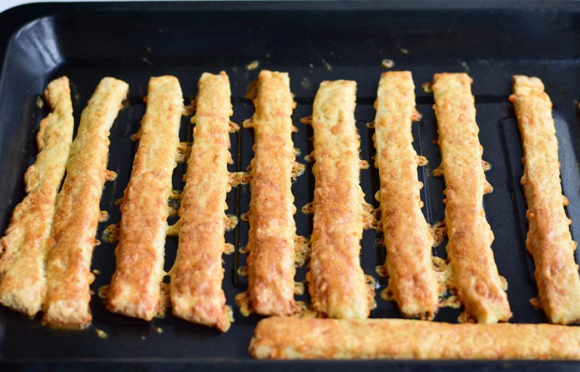 1. Этап. Творожно-сырные палочки: Отправьте противень в разогретую до 180 градусов духовку на 15 минут.