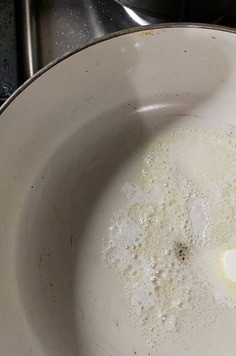 1. Этап. Печеночные котлеты с соусом 3 сыра: На сковороде растопить кусочек сливочного масла вместе с ложкой растительного.