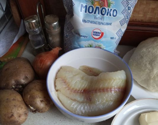 1. Этап. Сибирский рыбный пирог: 1. Для начала нам нужно сделать дрожжевое тесто. Я обычно для такого пирога готовлю опарное дрожжевое тесто. Подходит оно около часа в общей сложности, а я тем временем всегда готовлю начинку.