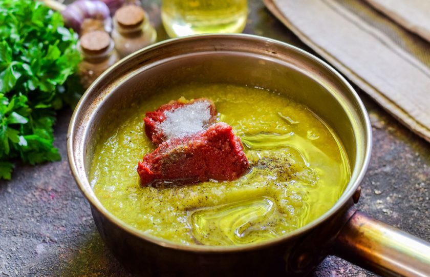 1. Этап. Кабачковая икра на зиму Пальчики оближешь: Добавьте к кабачковой массе соль, сахар, томатную пасту, масло. Проварите икру 15 минут.