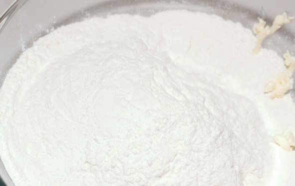 1. Этап. Пирог Крошка: К маслу просейте муку с содой и 3/4 стакана сахара.