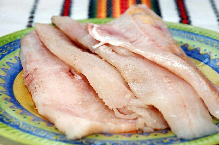 1. Этап. Рыба, тушенная в томатном соусе: Рыбку промойте и почистите.