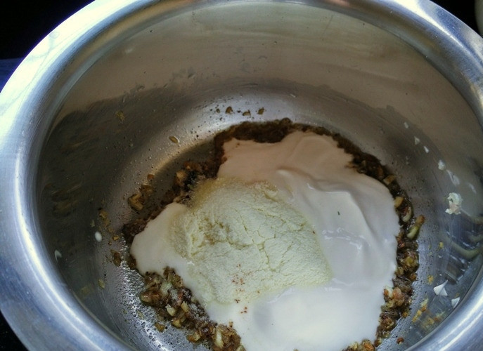 1. Этап. Тост со шпинатом: 3. После добавьте чеснок, соль, черный перец, мускатный орех и лимонную цедру. Влейте к луку сливки. Доведите смесь до кипения.