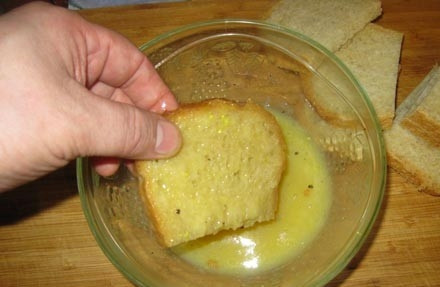 1. Этап. Гренки с яйцом: Каждый ломтик обмакните в яичную массу.