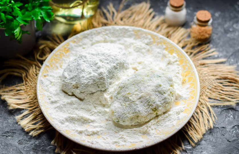 1. Этап. Куриные котлеты с укропом: Сформируйте из фарша котлеты, обваляйте в пшеничной муке.