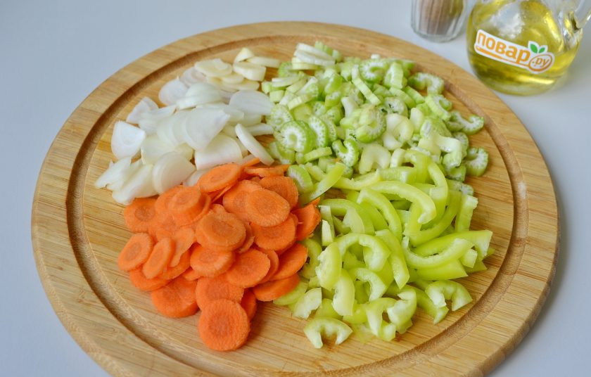 1. Этап. Итальянский чечевичный суп: 2. Порежьте вымытые овощи. В кастрюле с толстым (двойным) дном разогрейте масло и обжарьте овощи до мягкости.