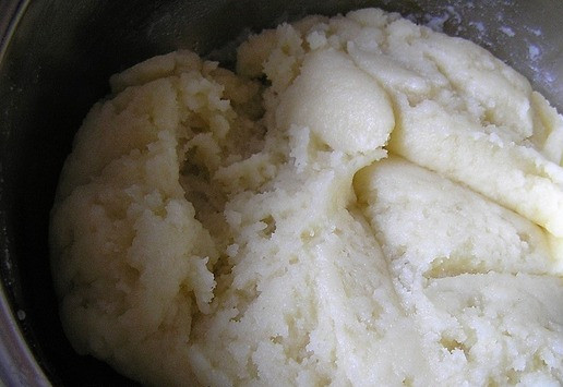 1. Этап. Эклеры с лимонным кремом: Муку смешайте с солью, засыпьте в кипящую массу, перемешайте и снимите с огня. Оставьте на 15 минут.