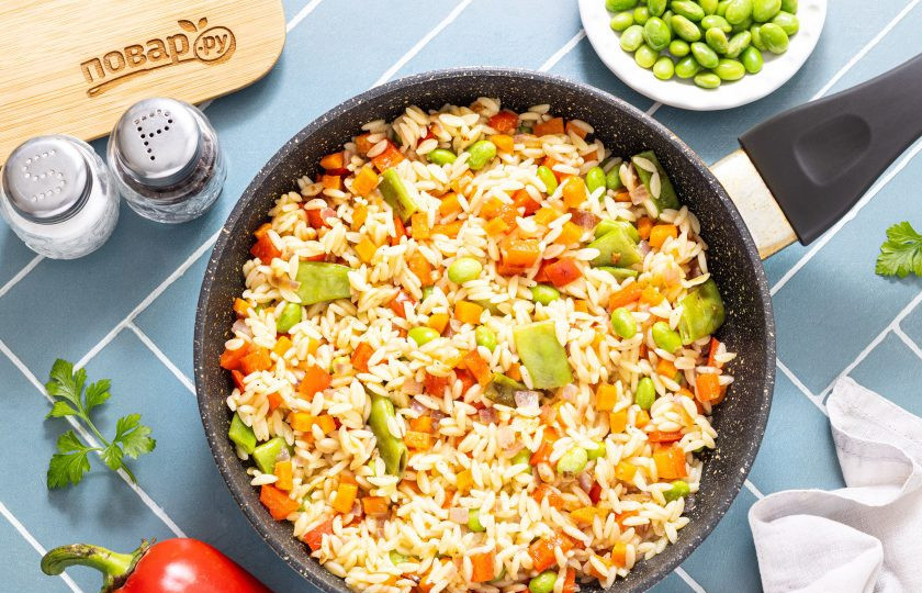 1. Этап. Паста орзо с овощами: Все перемешайте и потушите еще 4-5 минут все вместе.