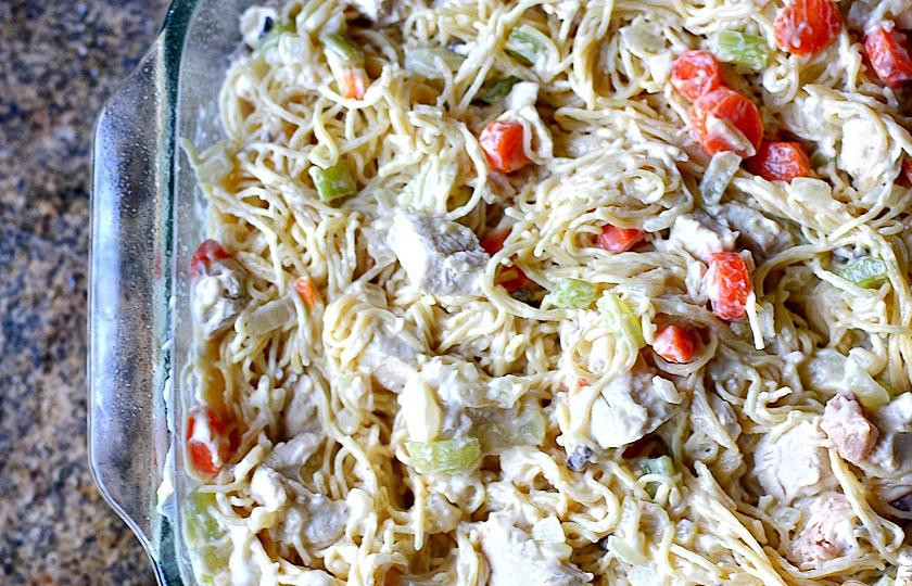 1. Этап. Куриный кассероль с лапшой: 5. Добавить приготовленную лапшу, кусочки курицы и петрушку. Хорошо размешать. Выложить смесь в смазанную маслом форму. Выпекать в духовке при 175 градусах в течение 30 минут, до появления бурления на поверхности.