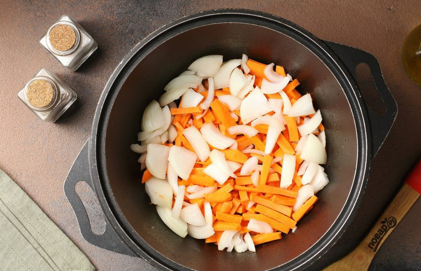 1. Этап. Плов из круглозёрного риса со свиной грудинкой и овощами: Добавьте к мясу нарезанный перьями лук и морковь, нарезанную соломкой.