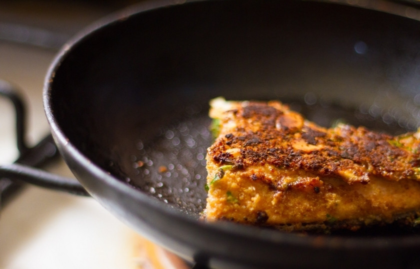 1. Этап. Лосось с миндалем: Обжаривайте на разогретом масле с обеих сторон до хрустящей корочки.