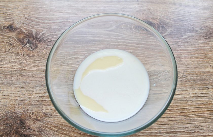 1. Этап. Торт Вриндаван: В миску выложите сгущенное молоко и влейте молоко, перемешайте до однородности.