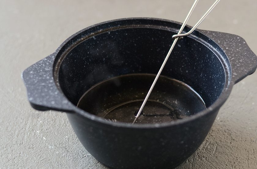 1. Этап. Маринованная капуста без уксуса: Для маринада вскипятите воду в кастрюле. Добавьте сахар, соль, лимонный сок и растительное масло. Проварите до растворения сахара и соли.