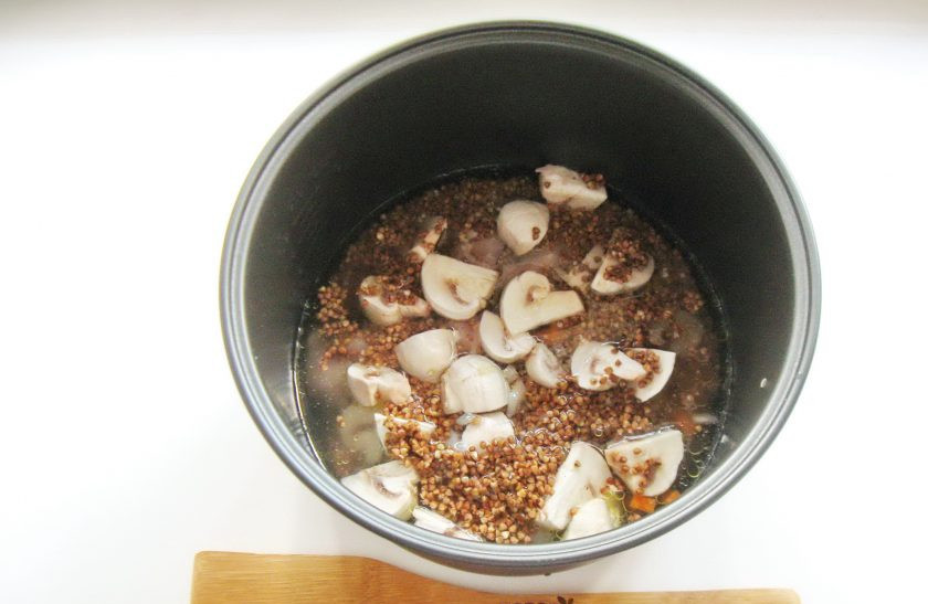 1. Этап. Гречка с мясом и грибами в мультиварке: Налейте 300 мл. воды, посолите по вкусу.