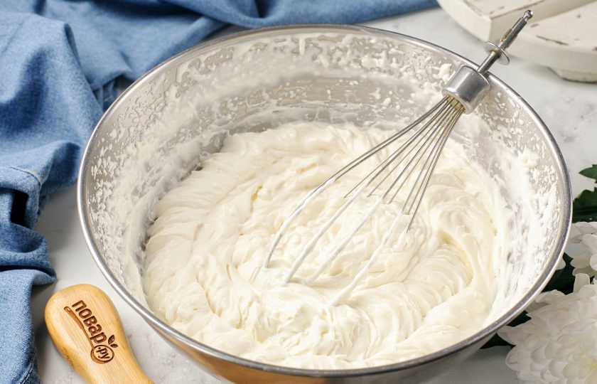 1. Этап. Крем для торта из сливок 33 процента: Начните взбивать крем. Сначала включите небольшую скорость. Сливки должны перемешаться с сахарной пудрой в течение 1-2 минут, чтобы она полностью растворилась. Крем начнет постепенно густеть. Затем на максимальной скорости взбивайте сливки ещё около 3-5 минут, до мягких пиков, пока крем не станет пышным и стабильным.