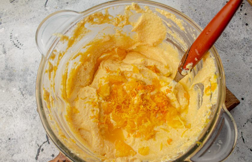 1. Этап. Творожно-тыквенная запеканка ПП: С лимона и апельсина натрите цедру, а также мякоть апельсина нарежьте мелко. Добавьте их в тыквенно-творожную массу, перемешайте.