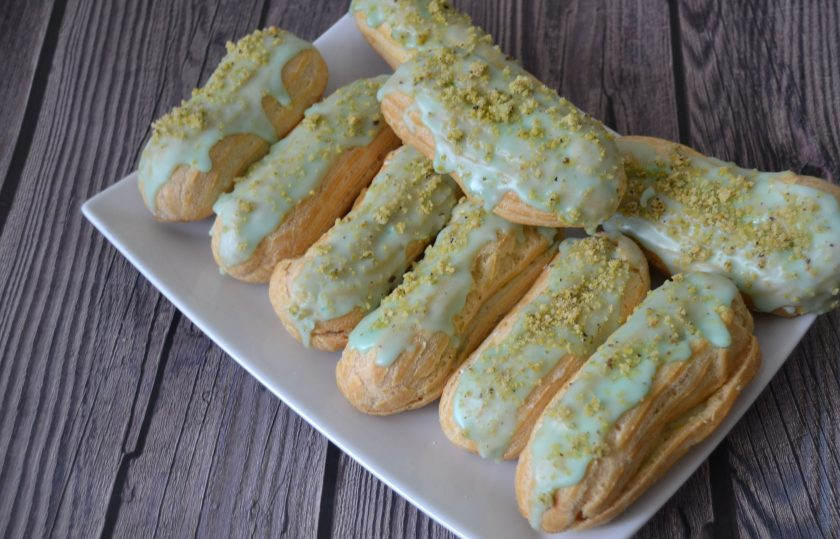 1. Этап. Фисташковые эклеры: Кулинарной кистью нанесите глазурь на эклеры, и пока она не застыла, присыпьте ореховой крошкой.