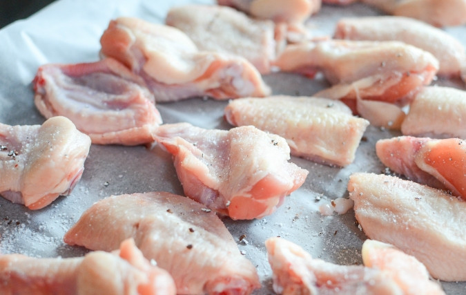 1. Этап. Крылышки в медовом соевом соусе: Крылышки приправьте солью и перцем и выложите на пергаментную бумагу, запекайте в духовке при температуре 250 градусов в течение 30 минут.