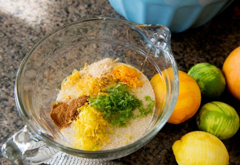 1. Этап. Коктейль с апельсиновым соком: Сделайте цитрусовый сахар. Для этого смешайте сахар с цедрой всех цитрусовых и добавьте корицу с имбирём. Хорошо перемешайте.