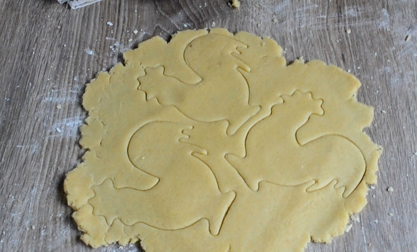 1. Этап. Новогоднее печенье Петушки: Затем тесто раскатайте толщиной 5 мм, формочкой в виде петушка или ножом по бумажному трафарету вырежьте печенье. Переложите печенье на противень, застеленный пергаментом, и отправьте в предварительно разогретую до 180 градусов духовку на 12-15 минут. Время от времени посматривайте, чтобы печенье не сгорело, ведь все духовки пекут по-разному.