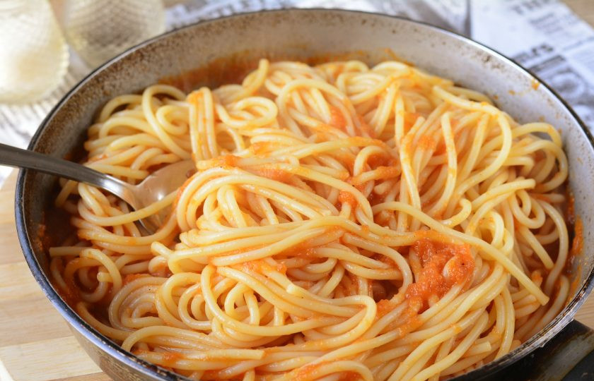 1. Этап. Паста с кабачковой икрой: Перемешайте и готовьте на медленном огне еще пару минут.