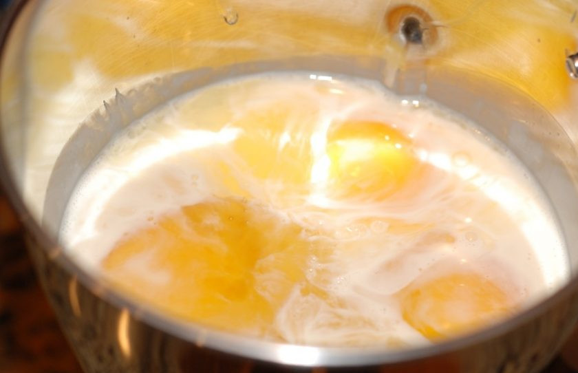 1. Этап. Нежный флан: 4. Смешайте сгущенное молоко, кипяченное молоко, яйца, ванильный сахар и соль до получения однородной массы.