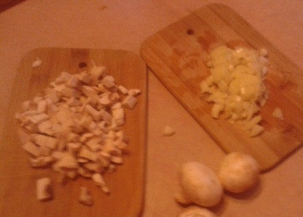 1. Этап. Закрытые тарталетки с курицей и грибами: Грибы и лук нарезаем маленькими кубиками.