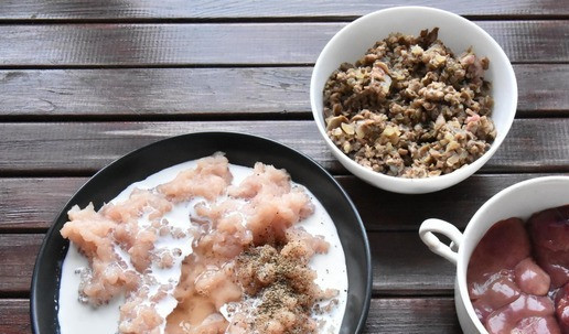 1. Этап. Страсбурский пирог: Отдельно на сковороде в смеси сливочного и растительного масла обжарьте лук и грибы. Можно измельчить грибную начинку с помощью ножа или перекрутить на мясорубке. Выберите наиболее крупные красивые кусочки печени, остальное оставьте для начинки 2. Печень зачистите от пленок и лишнего жира. Промойте и просушите.