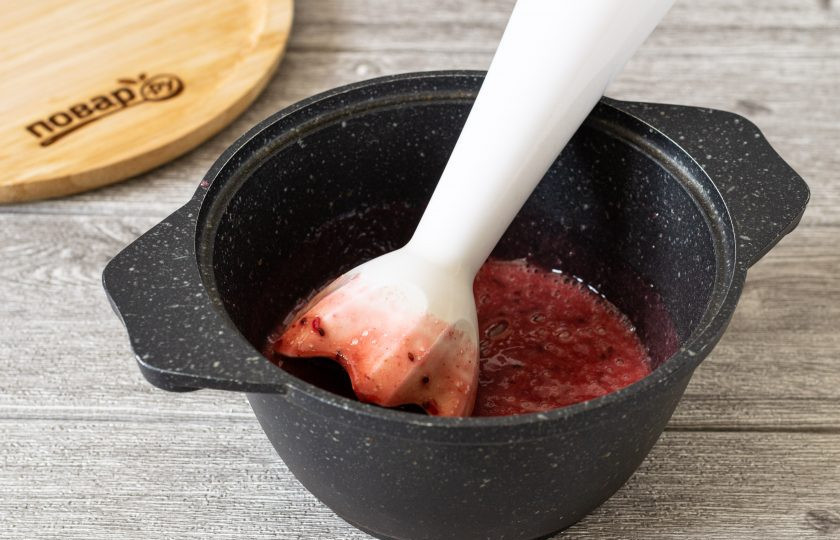 1. Этап. Джем из крыжовника: Измельчите крыжовник блендером до однородной консистенции.