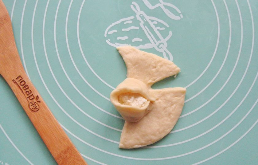 1. Этап. Булочки Как у бабушки: Третью часть круга обверните вокруг начинки.