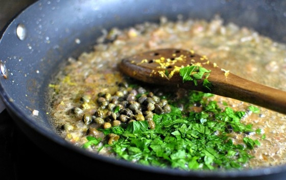 1. Этап. Тилапия с соусом: 7. Выложите измельченную петрушку и каперсы. Доведите соус до кипения.