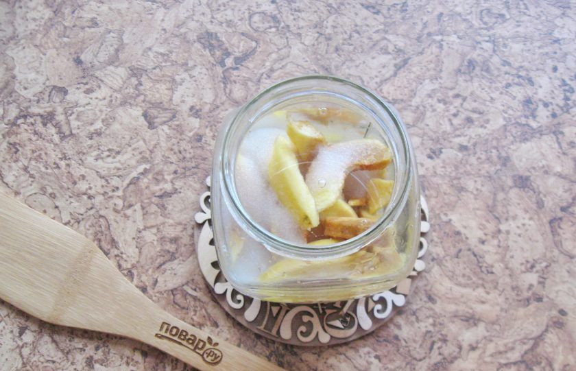 1. Этап. Настойка из айвы: Влейте водку. Плотно закройте банку и поставьте в темное место на полтора месяца.