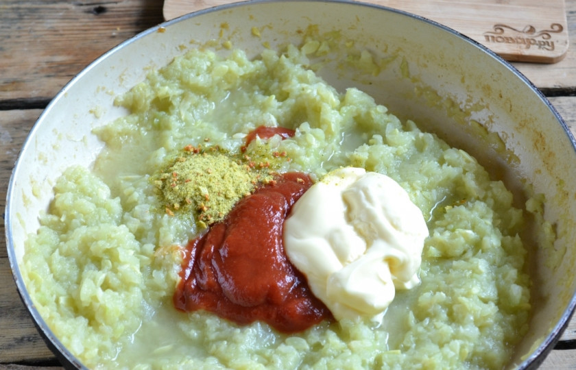 1. Этап. Кабачковая икра с майонезом и мивиной: В сковороду налейте растительное масло, хорошо его нагрейте. Отправьте туда перемолотые овощи, томите под закрытой крышкой на медленном огне примерно час. Добавьте майонез, томатную пасту и приправу 