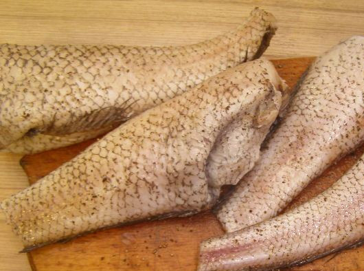 1. Этап. Рыба, запеченная в фольге: Рыбу хорошенько чистим от всего лишнего, солим и перчим.