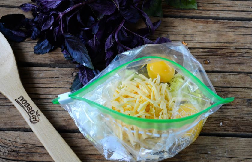 1. Этап. Воздушный омлет в пакете: Затем в пакет отправьте яйца и натертый на крупной терке твердый сыр.