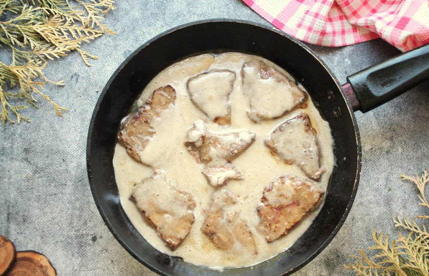 1. Этап. Говяжья печень в банановом соусе: Печень посолите, влейте в сковороду банановый соус и убавьте огонь. Готовьте печень 5 минут.