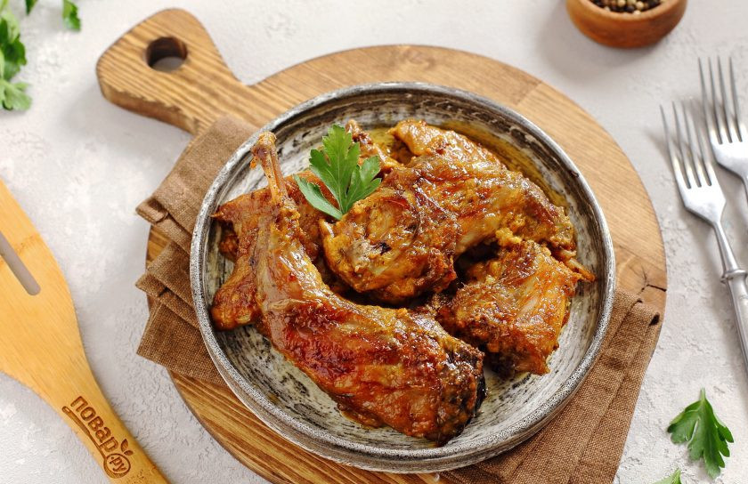 1. Этап. Кролик в майонезе в духовке: Кролик в майонезе в духовке готов. Готового кролика извлеките из духовки и разложите в подготовленные тарелки. Приятного аппетита!