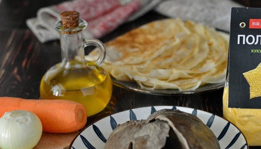 1. Этап. Блинчики, фаршированные лёгким и кукурузной полентой: Для начинки вам потребуется отварное лёгкое, лук, морковь и кукурузная полента.