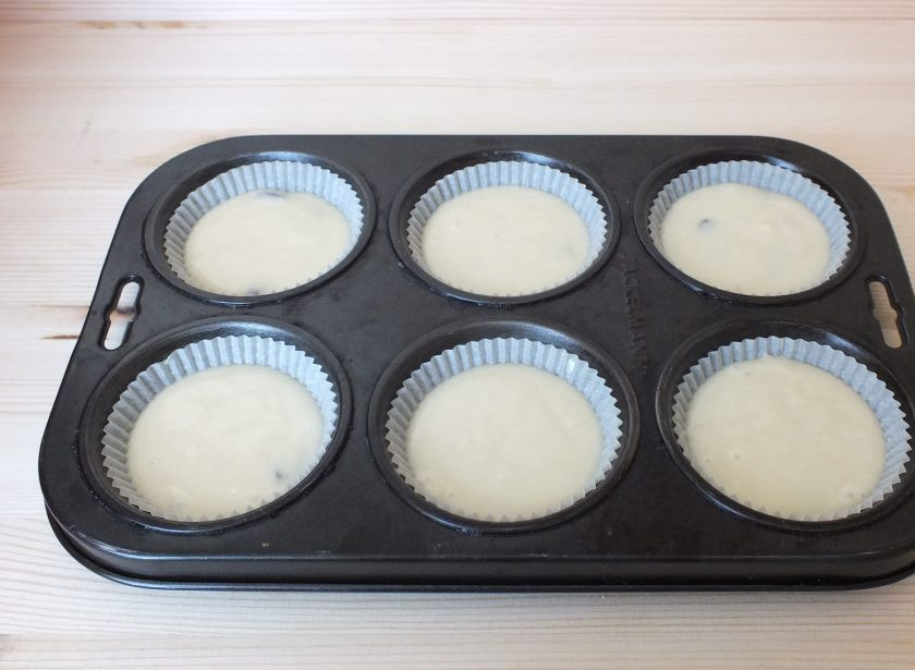 1. Этап. Пасхальные куличи на разрыхлителе: Возьмите подходящие формы для куличей, если необходимо смажьте маслом и разлейте тесто на 2/3 формы. Поставьте выпекаться на 25-30 минут.