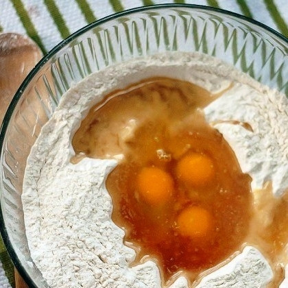 1. Этап. Русские булочки: В миску просыпаем муку, соль и разрыхлитель. В другой емкости смешиваем апельсиновый сок, ванилин, масло и 3 яйца. Жидкую смесь вливаем в мучную.