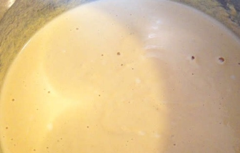 1. Этап. Крем-суп из лисичек: 3. Добавляем чеснок и измельчаем в блендере наш суп. По вкусу солим и приправляем.