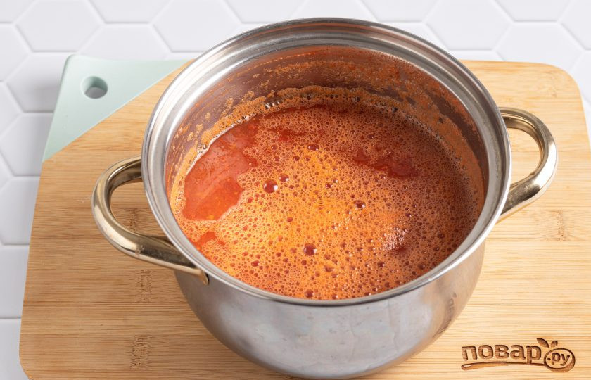 1. Этап. Рецепт томатного сока на зиму в домашних условиях из помидоров: После убавьте до средне-слабого и варите 15 минут, периодически помешивая. Пенку снимать не нужно.