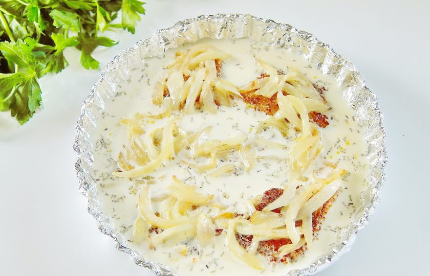 1. Этап. Камбала в сливках: 5. Соедините сливки и яйца, добавьте розмарин и соль по вкусу. Хорошо перемешайте и залейте этой смесью рыбу. Выпекайте при 180 градусах около 30 минут. Как только блюдо начнет подрумяниваться, а соус станет плотным - камбала в сливках готова.