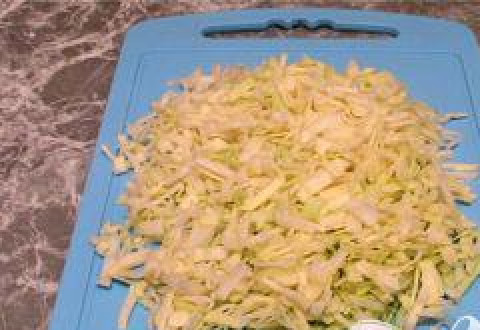 1. Этап. Салат Калейдоскоп: Измельчить капусту.