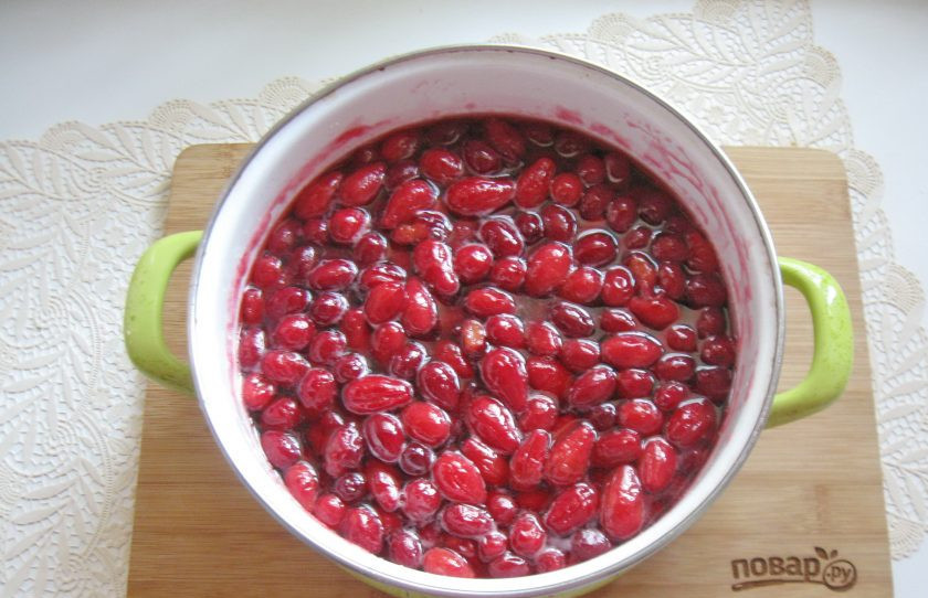1. Этап. Кизиловое варенье с косточками Пятиминутка: После снимите пену, уберите с плиты и дайте варенью постоять 2-3 часа. Затем опять проварите 5 минут, снимите пену и дайте постоять 2-3 часа. В третий раз проварите варенье и выключайте. Горячее варенье разложите в стерилизованные банки. Храните в прохладном месте.