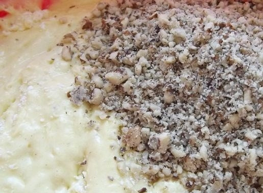 1. Этап. Бисквитный торт с грецкими орехами: Первым делом вам необходимо замесить тесто для орехового бисквита. Для этого взбейте на максимальной мощности миксера яйца, муку, сахар и разрыхлитель, добавив к ингредиентам стакан мелко нарубленных грецких орехов.