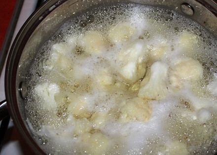 1. Этап. Запеканка из цветной капусты в духовке: Цветную капусту разбираем на соцветия и отвариваем в подсоленной воде минут 5 после закипания.