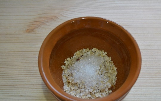 1. Этап. Быстрая овсяная каша: 5. По желанию добавьте немного сахара.