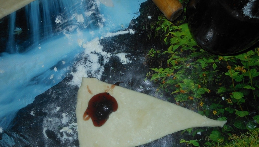 1. Этап. Постные рогалики: Выложите по пол чайной ложки вашего любимого повидла на каждый треугольничек.