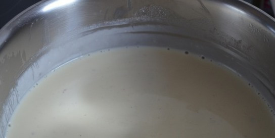 1. Этап. Запеканка с колбасой: Соус варим еще около 5 минут до загустения.